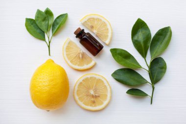 Taze limon limon uçucu yağ ile .