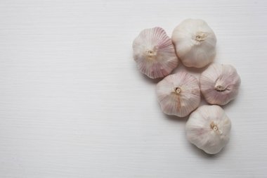 Beyaz arkaplanda sarımsak.