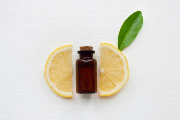 Lemon segar irisan dengan lemon esensial minyak  . — Stok Foto
