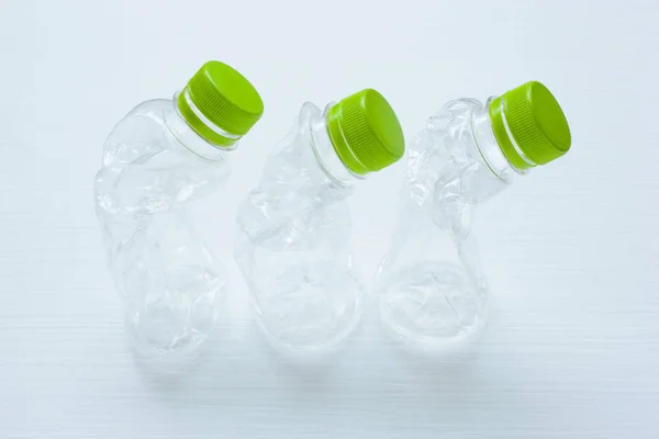 Prázdnou plastovou láhev s vodou pro recyklaci, izolované. — Stock fotografie