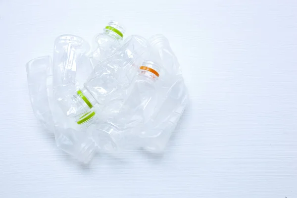 Botella de agua de plástico vacía para reciclar aislada . —  Fotos de Stock