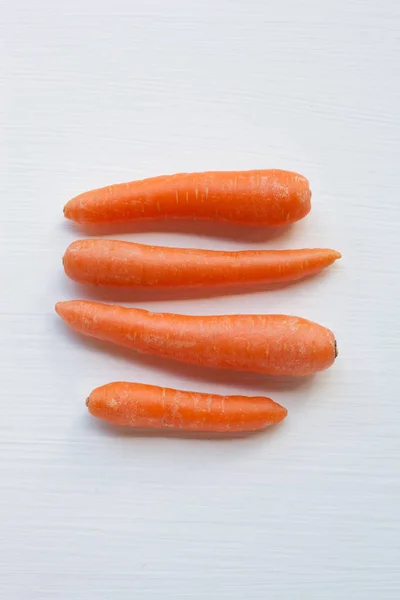 Carota su sfondo bianco. — Foto Stock