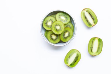 Beyaz izole dilimleri ile kivi meyve