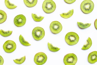 Kivi meyve dilimleri üzerinde beyaz izole.