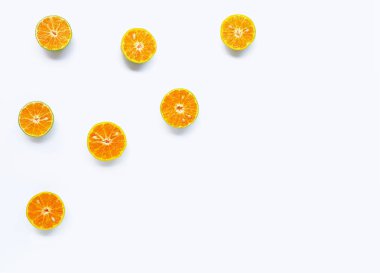 Beyaz arka planda taze turuncu turunçgil meyvesi. 
