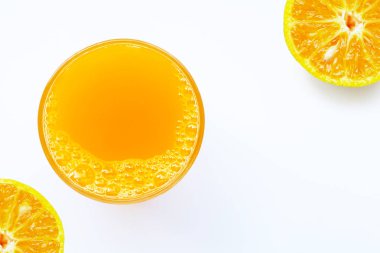 Beyaz arka planda bir bardak taze portakal suyu.. 