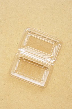 Kontrplak arka planda plastik gıda konteynırı. 