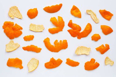 Mandalina kabuğu üzerinde beyaz izole