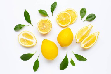 Beyaz yeşil yaprakları ile taze limon. 