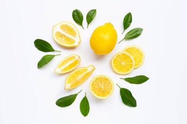 Beyaz yeşil yaprakları ile taze limon. 
