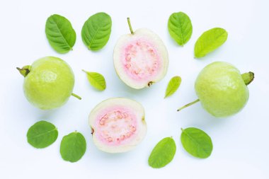 Taze guava ve yapraklı dilimler. Üst görünüm