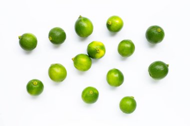 Beyaz arkaplanda taze limonlar izole edildi.