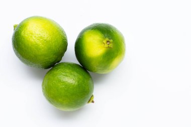 Beyaz arkaplanda taze limonlar izole edildi. 