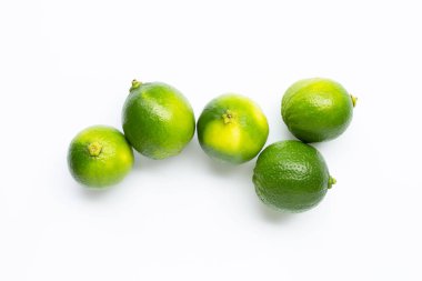 taze limes üzerinde beyaz izole