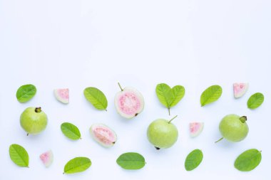 Taze taze guava manzarası ve beyaz torba yapraklarıyla dilimler.