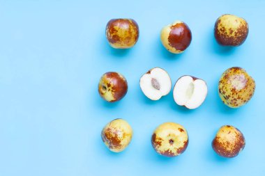 Mavi arka planda Çin jubaları. Boşluğu kopyala