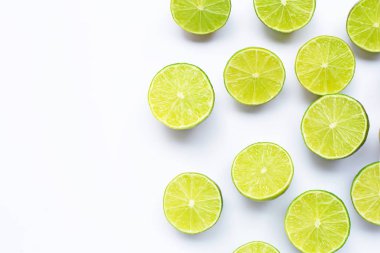 Beyaz arkaplanda izole edilmiş limonlar. 