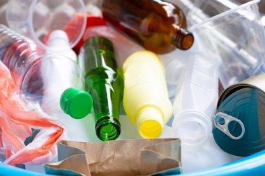 Eko konsepti, geri dönüşümlü çöp, cam, plastik, ben.