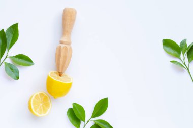Taze limon ve beyaz arka planda tahta sıkacağı olan yapraklar..  