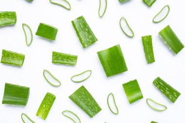 Aloe Vera beyaz arka planda dilimler kesti.. 