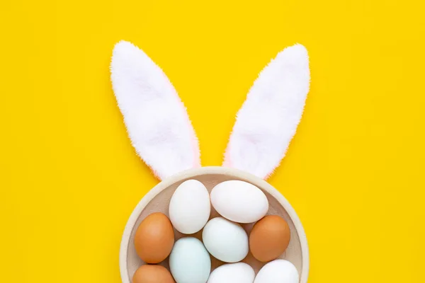 可爱的兔子耳朵，有黄色背景的蛋。 复活节概念 — 图库照片