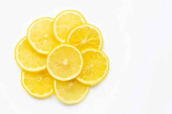 Beyaz arkaplanda taze limon dilimleri. — Stok fotoğraf