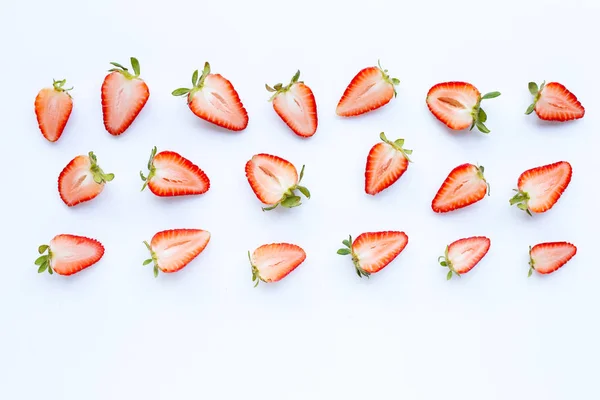 Reife Erdbeeren auf weißem Hintergrund. — Stockfoto