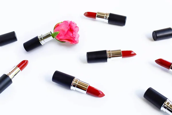 Lippenstifte mit Rosenblüte auf Weiß. Schönes Make-up-Konzept — Stockfoto