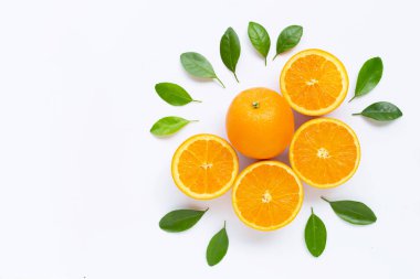 Beyaz backgrou izole yaprakları ile taze portakal narenciye