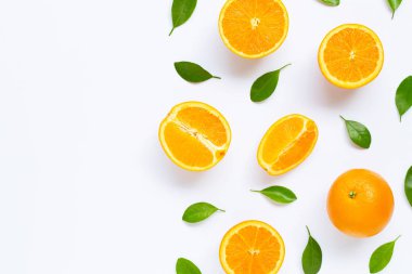 Beyaz backgrou izole yaprakları ile taze portakal narenciye
