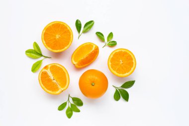 Yüksek vitamin C. taze portakal narenciye ile izole yaprakları o