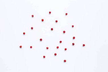 beyaz üzerine kırmızı karabiber