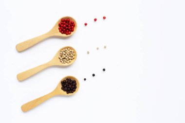 Kırmızı, beyaz ve siyah biberli. Beyaz üzerine tahta kaşık..