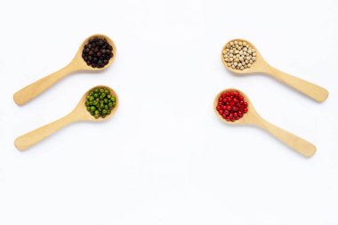 Kırmızı, yeşil, beyaz ve siyah biberli, ahşap kaşıklı.