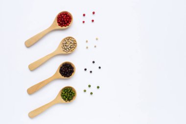 Yeşil, kırmızı, beyaz ve siyah biberli, ahşap kaşıklı.