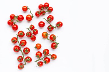 Beyaz arka planda taze kiraz domatesleri. 