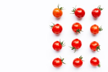 Beyaz arka planda taze kiraz domatesleri.