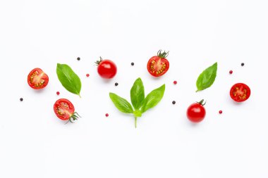 Taze domates, bütün ve yarım beyaz arka plan izole kesilmiş.