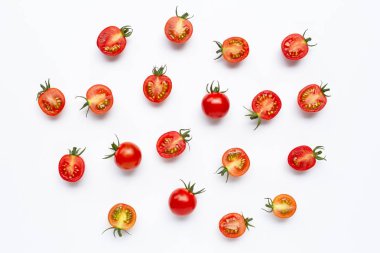 Taze domates, bütün ve yarım beyaz arka plan izole kesilmiş.