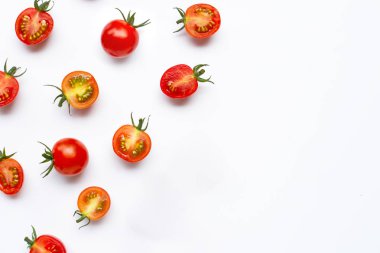 Taze domates, bütün ve yarım beyaz arka plan izole kesilmiş.