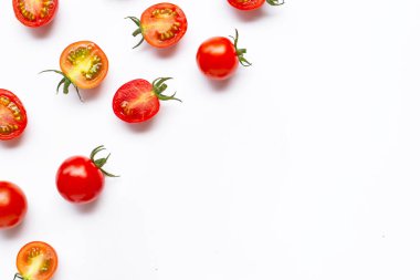 Taze domates, bütün ve yarım beyaz arka plan izole kesilmiş.