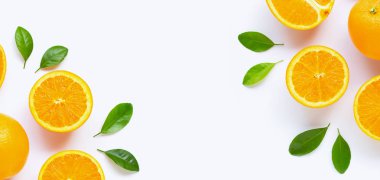 Beyaz backgrou izole yaprakları ile taze portakal narenciye