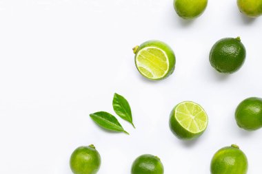 Beyaz arkaplanda izole edilmiş limonlar.