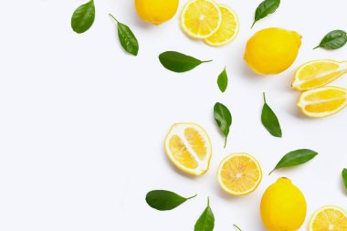 Beyaz yeşil yaprakları ile taze limon. 