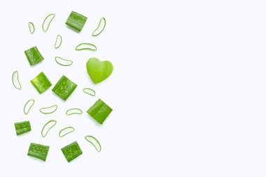 Aloe Vera beyaz arka planda dilimlerle parçalar kesti. Boşluğu kopyala