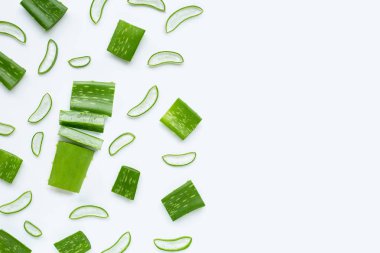 Aloe Vera beyaz arka planda dilimler kesti..