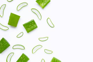 Aloe Vera beyaz arka planda dilimler kesti.. 