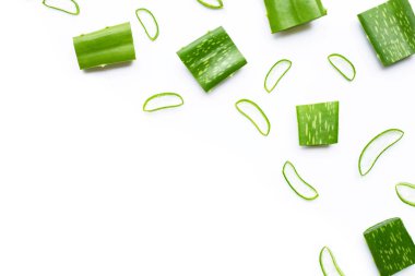 Aloe Vera beyaz arka planda dilimler kesti..