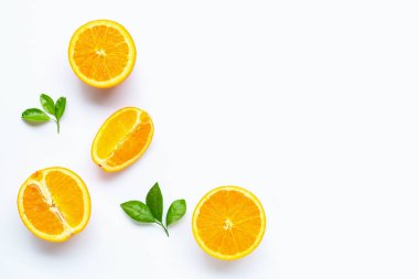 Beyaz backgrou izole yaprakları ile taze portakal narenciye
