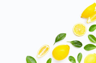 Beyaz yeşil yaprakları ile taze limon. 